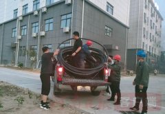 为了350多名受灾群众，电力员工紧急抢修5小时